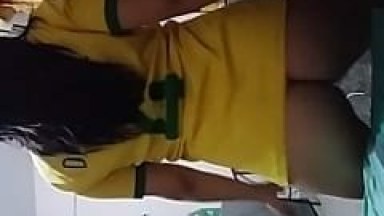 Gostosa Coloca a Camisa da Seleção Brasileira e Começa a Rebolar o Seu Rabo Gostoso na Frente do Namorado Enquanto Ele Filma – Xvídeos