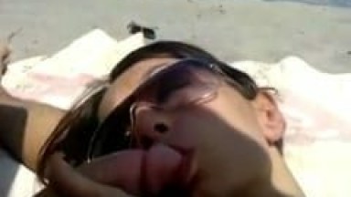 Casal Vai Pra Uma Praia Deserta e a Esposa Safada Cai de Boca na Rola do Seu Macho Enquanto se Masturba e Ele Filma – Xvídeos