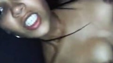 Jovem Morena Casada Senta na Piroca do Seu Amigo Douglas e Depois Cai de Boca na Rola Enquanto Ele Filma Pra Mostrar Pro Corno – RJ