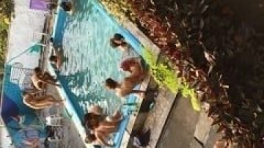 Vazou na Web Vídeo de Festinha Bissexual na Casa Coletiva em Santa Tereza – RJ Regada de Putaria e Muito Sexo na Piscina – Caiu na Net