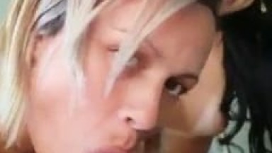 Amadoras Safadas Vão Pra Casa do Seu Patrão e Fazem um Boquete Duplo no Sortudo Enquanto Ele Grava um Vídeo Amador – Caiu na Net