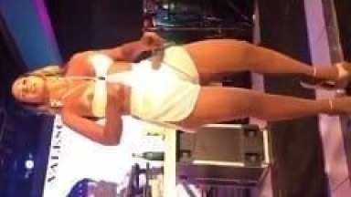 Valesca Popozuda Paga Peitinho Com Seu Tomara Que Caia Durante Seu Show Enquanto Dança e Fã Flagra Esse Acontecimento Com o Celular