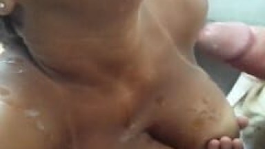 Depois de Foder a Coroa, Sortudo Começa a Tocar Uma Até Esporrar Nos Seios Enormes da Safada e Ainda Grava um Vídeo Dessa Cena – Caiu na Net