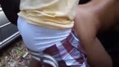 Tarado Apóia Prostituta no Banco do Carro e Nem Tira a Roupa Pra Começar a Meter Enquanto Amigo Filma Aguardando Sua Vez – Caiu na Net
