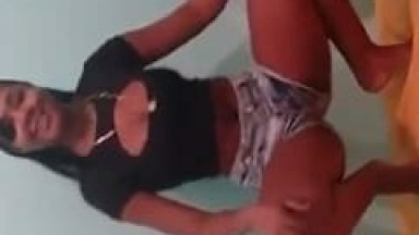 Moreninha Sensacional Rebola Gostoso em Cima da Cama Dançando um Funk de Putaria Enquanto Sua Amiga Filma Tudo – Xvídeos