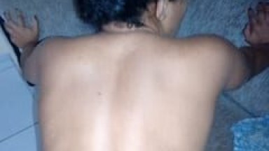 Moreninha Muito Gostosa Fica Toda Lambuzada de Lubrificante e Faz um Anal Nervoso Com Seu Marido Enquanto Ele Filma – Caiu na Net