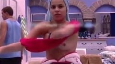 Mayla Araújo do Big Brother Brasil 17 Paga Peitinho em Frente as Câmeras da Casa Mais Vigiada do Brasil – 2