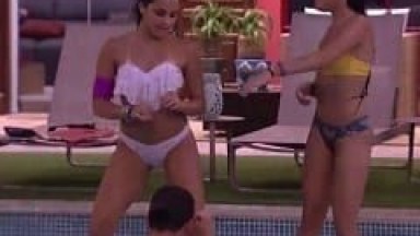 As Gêmeas Gostosas Emilly e Mayla do Big Brother Brasil 17 Sensualizam Dançando Funk na Beira da Piscina da Casa Mais Vigiada do Brasil
