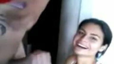 Amadora Safadinha Cai de Boca na Rola do Amigo e Chama Colega Pra Participar Mas Ela Prefere Terminar de Arrumar a Casa – Caiu na Net