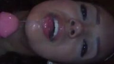 Ninfeta Linda Cai de Boca na Rola do Seu Namoradinho e Continua Chupando Mesmo Depois de Encher Sua Boca de Porra – Caiu na Net