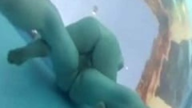 Casal de Jundiaí – SP dá Uma Trepada Sensacional Dentro da Piscina e Coloca Celular a Prova D’água Pra Filmar Por Baixo