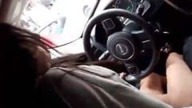Branquinha Safada dá Uma Sentada na Piroca Dentro do Carro em Movimento e no Meio do Trânsito, Enquanto Sortudo Dirige e Filma – Xvídeos