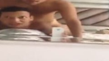 Rafael Taradão Coloca Seu Amigo Anão de Bruços e Enfia a Piroca no Cu Com Força Enquanto Ele Grava um Vídeo Amador Gay – RJ