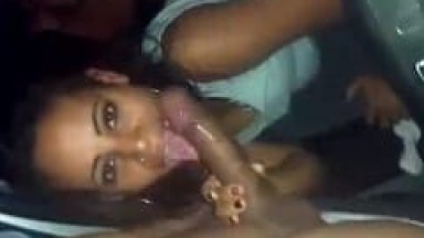 Carol Carioca Chupa Uma Rola no Estacionamento de Uma Festa Enquanto Outros Esperam Pra Entrar na Brincadeira e Filmam Tudo – Caiu na Net