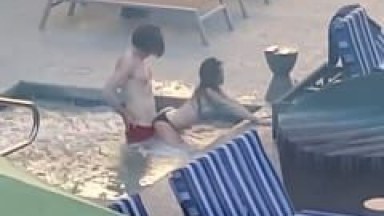Casal de Jovens é Flagrado Trepando Numa Hidromassagem ao Ar Livre em um Motel e em Seguida Tomam Esporro Pela Conduta