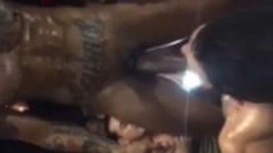 Stripper de Boate Gay Fode Com Cliente em Cima do Palco e Enche o Tarado de Porra Enquanto as Pessoas Filmam Enlouquecidas