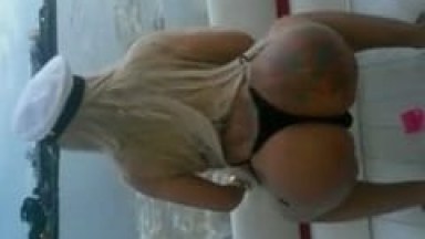 Espetáculo de Loira Dança o Funk da Tati Zaqui Dentro de Uma Lancha em Movimento e Sensualiza Rebolando Sua Bunda Enorme – Caiu na Net
