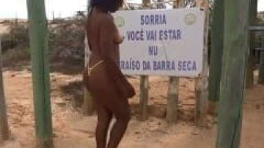 Mulata Deliciosa e Exibida Fica Nua na Frente da Praia de Nudismo em Linhares – ES Enquanto Seu Macho Grava um Vídeo Amador