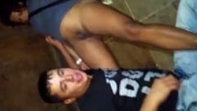 Casal de Bêbados é Flagrado Fazendo um Sexo Oral na Saída de Uma Festa e Tentam se Recompor Enquanto a Galera Filma – Caiu na Net