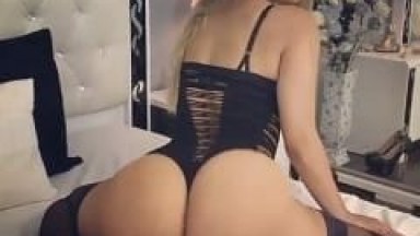 Loira Sensacional Treme Seu Rabo Imenso e dá Uma Rebolada Espetacular Enquanto Seu Macho Grava um Vídeo Dessa Belezura – Xvídeos