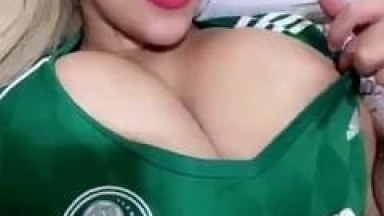 Nicole Palmeirense Grava um Vídeo Amador Vestindo a Camisa do Seu Time e Exibindo Seus Peitões Gigantes Mas Para na Net – Xvídeos