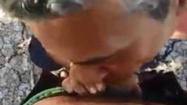 Cearense Tarado Chupa a Rola do Novinho no Meio de Uma Rua de Terra Enquanto Rapaz Grava um Vídeo Gay Amador – CE