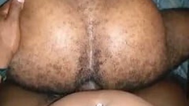 Rapaz de Piercing no Umbigo Mete Sua Rola Grossa no Cu Apertado do Mulato e Coloca Ele Pra Gemer Enquanto Grava um Vídeo Gay – RJ