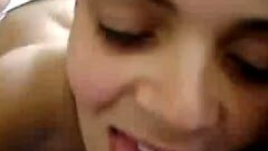 Jovem Safada Chupa Com Vontade a Vara do Seu Macho e Depois Faz Uma Espanhola Antes de Começar a Quicar e Ele Grava um Vídeo Caseiro – RN
