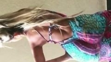 Loira Tesuda Faz Quadradinho e Rebola Sua Bunda Fenomenal Ouvindo um Funk de Putaria Enquanto a Amiga Filma – Caiu na Net
