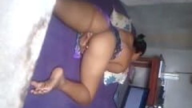 Gostosinha é Flagrada Pelo Seu Vizinho, se Masturbando de Bruços na Sua Cama Enquanto Conversa Com um Ficante no WhatsApp Web – Xvídeos
