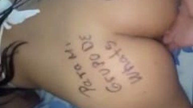 Puta Tesuda Escreve Mensagem Pra Grupo de WhatsApp na Bunda Enquanto Seu Cliente Masturba Sua Bucetinha Deliciosa e Filma – Xvídeos