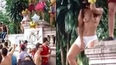 Gostosa Perde a Linha no Carnaval de Belo Horizonte – MG e Fica Com os Peitos de Fora no Meio da Rua Alegrando a Rapaziada – Xvídeos