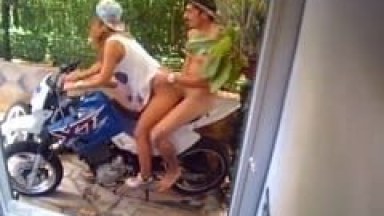 Vadiazinha Sai de Fininho do Churrasco Pra Trepar Com o Cara em Cima de Uma Moto XT e um Amigo Acabou Flagrando – Caiu na Net