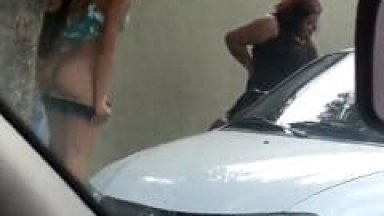 Amadoras São Flagras Mijando no Meio da Rua, Exibindo Suas Bundas Depois de Beber Muito em um Bloco de Carnaval no Rio de Janeiro – Xvídeos