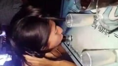 Taradinhas Bebem um Drink de Uma Forma Excitante Lambendo o Chantili e Chupando o Copo Como se Fosse Uma Piroca – Caiu na Net