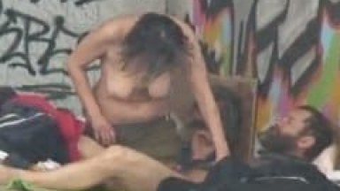 Mendigos Fazem um Ménage em Plena Luz do Dia, Com Direito a Muito Boquete e Sexo Mas Rapaz Que Passava Pela Rua Flagrou Tudo