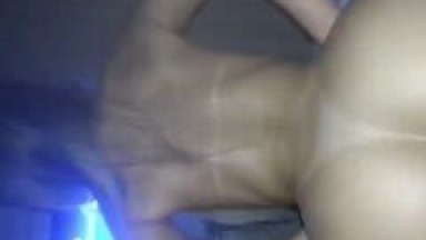 Fernanda Ferrari Garota de Programa de Luxo Mostra Seu Corpão de Costas Enquanto Quica na Rola do Cliente e Ele Grava um Vídeo – MG