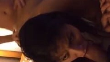 Esposa Cachorra Trepa de Quatro Com Seu Amante Enquanto Chupa a Rola do Marido e Corno Ainda Filma o Ménage – Caiu na Net