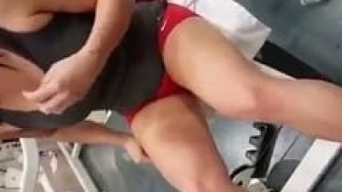 Traçando a bucetinha da putinha da academia