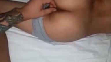 Tatuado Tarado dá um Confere no Cuzinho Que Ele Vai Comer e Grava um Pornô Gay Batendo o Pau na Bunda do Novinho – MG