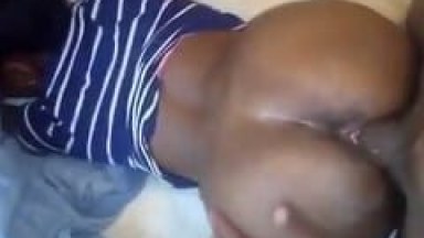 Mulata Rabuda Fica de Quatro Pro Seu Macho Enfiar Sua Vara Gigante em Sua Xoxota e Geme Alto de Dor e Prazer Enquanto Ele Filma – RJ