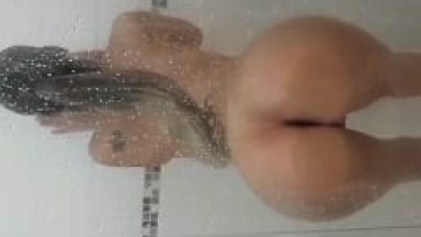 Magrinha Tesuda e Exibida Esfrega Sua Bunda Deliciosa no Blindex do Box Pro Seu Macho Gravar um Vídeo Dela Peladinha – Xvídeos