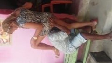 Coroa Putinha Chega no Bar Esfregando Sua Xoxota na Cara do Bêbado Tarado e Rapaz Flagra a Putaria Pelo Celular – Xvídeos