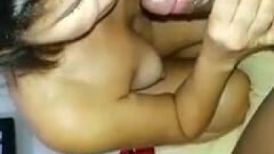 Novinha de Alagoinhas – BA Faz um Sexo Oral Molhado no Seu Namorado Mas Quando Vai Dar Uma Sentada na Pica o Rapaz Para de Filmar