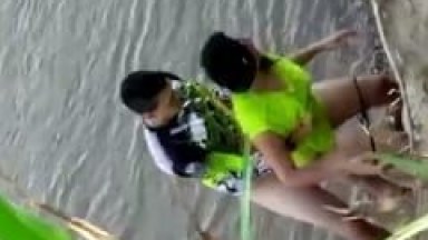 Ciclista Tarado Levou Uma Putinha Pra Beira de um Rio e Começou a Foder Ela de Quatro Mas Foi Flagrado Por Um Rapaz Que Passava – Xvídeos
