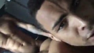 Moreno Carioca Gay Muito Safado Entra na Piroca de Quatro e Geme Gostoso Enquanto Grava um Vídeo Selfie Dessa Putaria Caseira – RJ