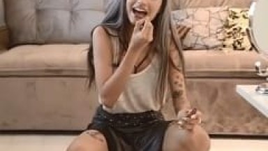 Gostosas Colocam Um Vibrador Potente na Xota e Tentam se Maquiar Mas se Borram Todas Quando a Amiga Aumenta a Velocidade do Brinquedo