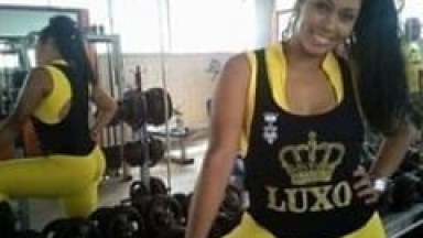 Viviane Ex Dançarina da Gang do Samba Caiu na Net em Vídeo Caseiro Chupando a Piroca do Seu Namorado Enquanto Ele Filma