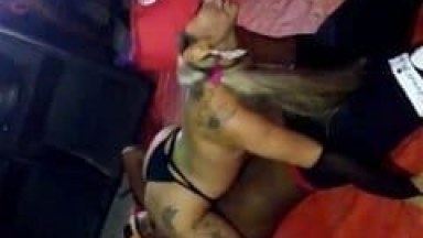 Baile Funk da Putaria no Rio de Janeiro – RJ Fica Marcado Com Essa Dançarina Gostosa Que Ficou Peladona Dançando em Cima de um Sortudo – Caiu na Net