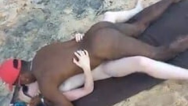 Pescador Tarado Caiu na Net em Mais um Vídeo Trepando na Praia Com a Sua Puta Albina Enquanto a Moreninha Filma – Caiu na Net